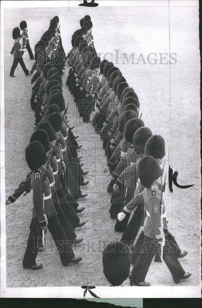 1960 Press Photo Members of the Grenadier Guards&#39; Third Battalion - Historic Images