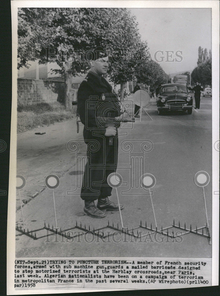 1958 Press Photo Paris Algerian Nationalist French security forces sub machine - Historic Images