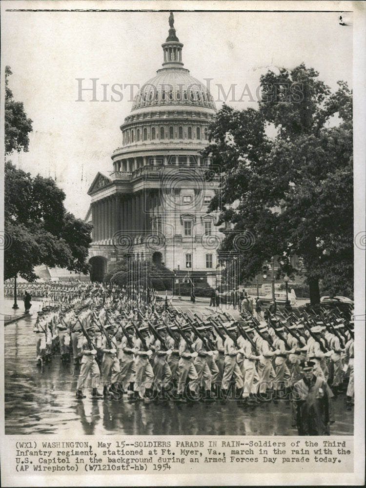 1954 Press Photo Soldier Third Infantry Regiment station Myer Parade Rain March - Historic Images