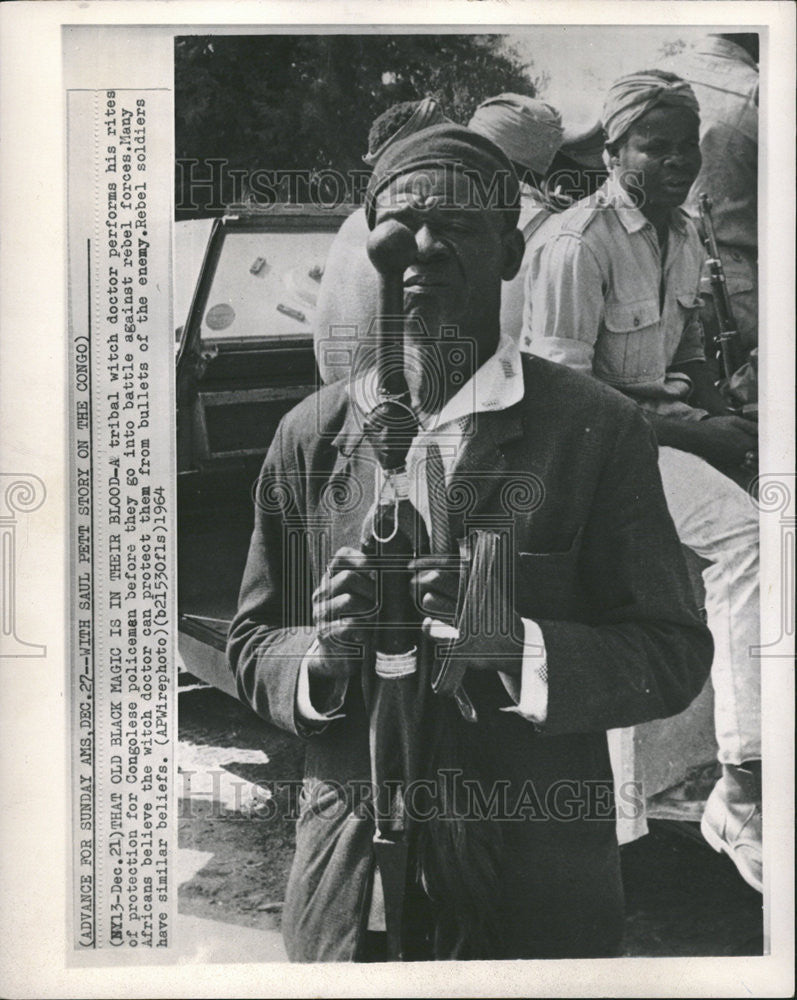 1964 Press Photo Tribal With Doctor Perform Rites Protection Congolese Policemen - Historic Images