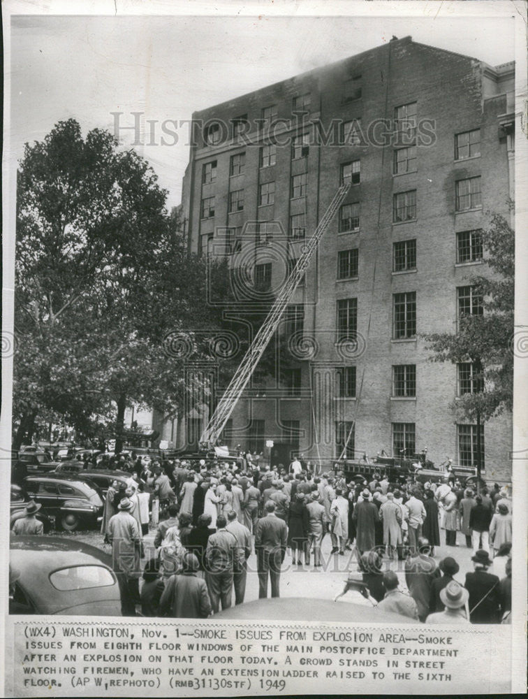 1949 Press Photo Smoke Issues Eight Floor Window Main Post Office Department - Historic Images