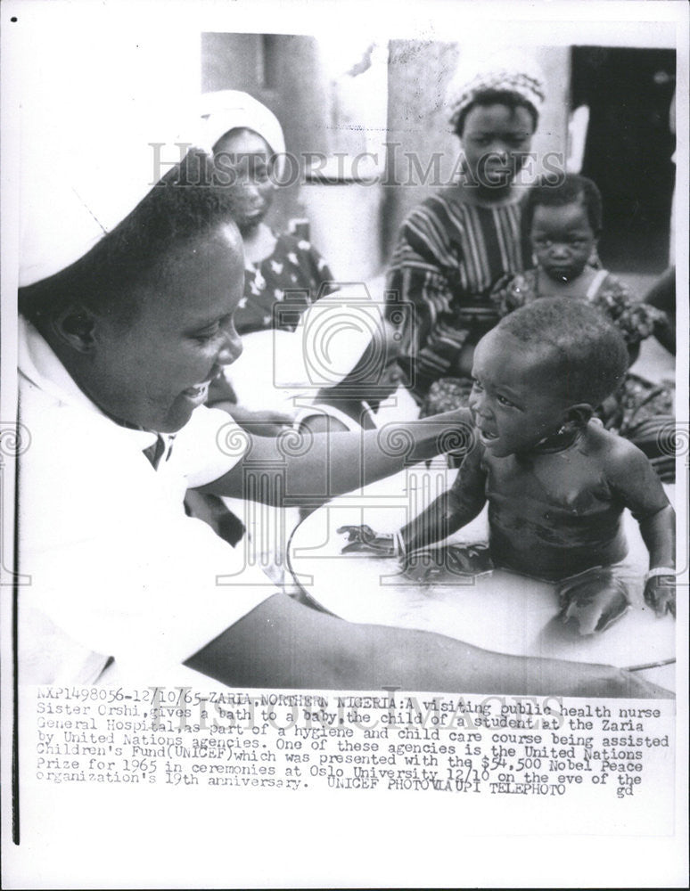 1965 Press Photo Sister Orshi gives a bath to a baby at the Zaria General Hospit - Historic Images