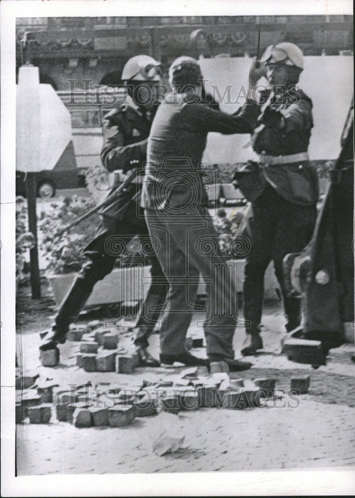 1966 Press Photo Ridder wave Bayonet Air scuffle Policemen Subdue Shot Wound - Historic Images