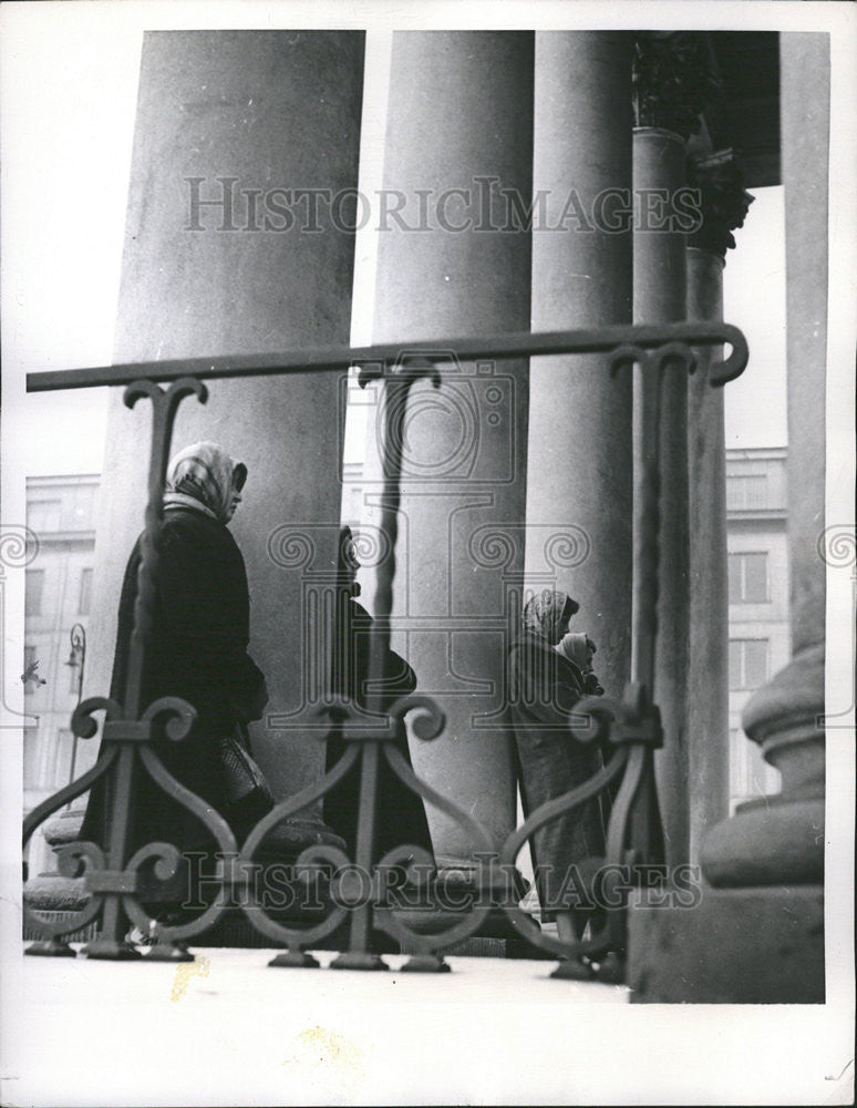 1957 Press Photo St Alexander Catholic Church Warsaw Crowded Bitter Cold women - Historic Images