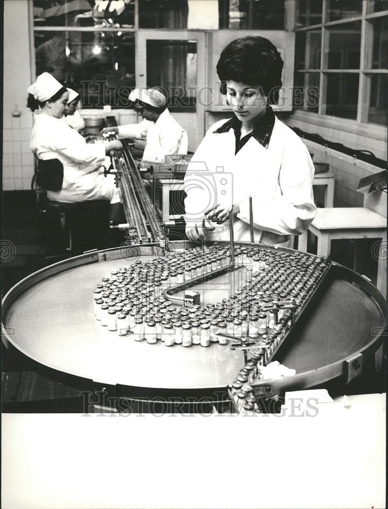 1974 Press Photo Tarchomin Polfa Pharmaceutical Plant outskirts Warsaw Praga - Historic Images