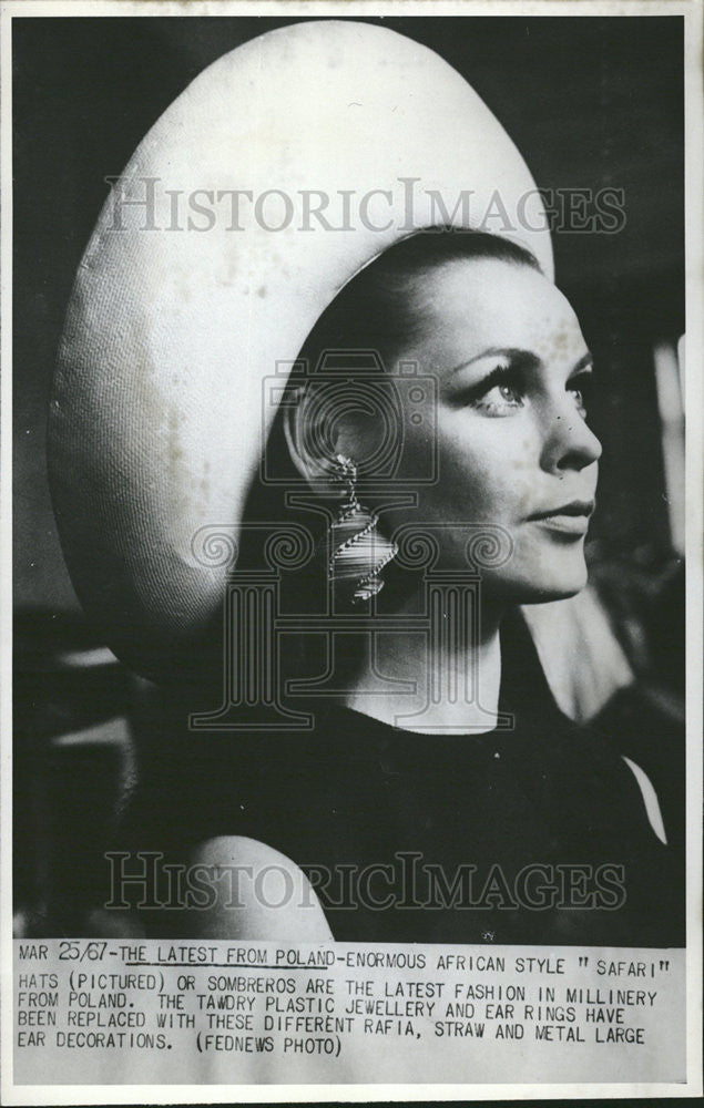 1967 Press Photo African Style Safari Hats fashion Poland Rafia Straw Metal - Historic Images