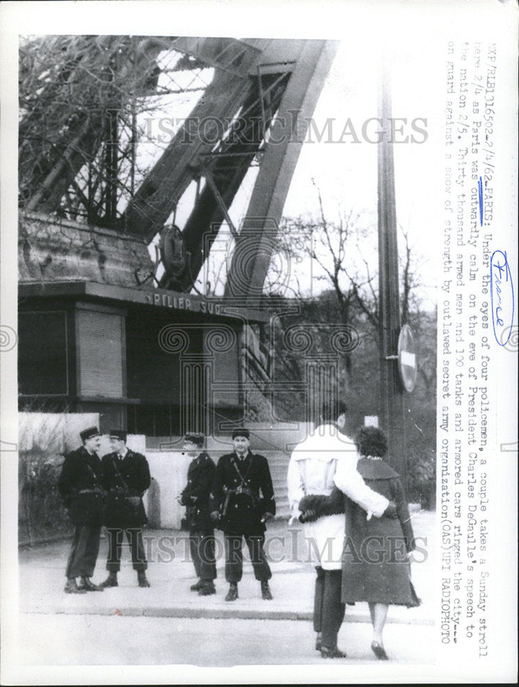 1962 Press Photo Eye Policemen Paris Charles DeGaulle Speech Army Tank Car City - Historic Images