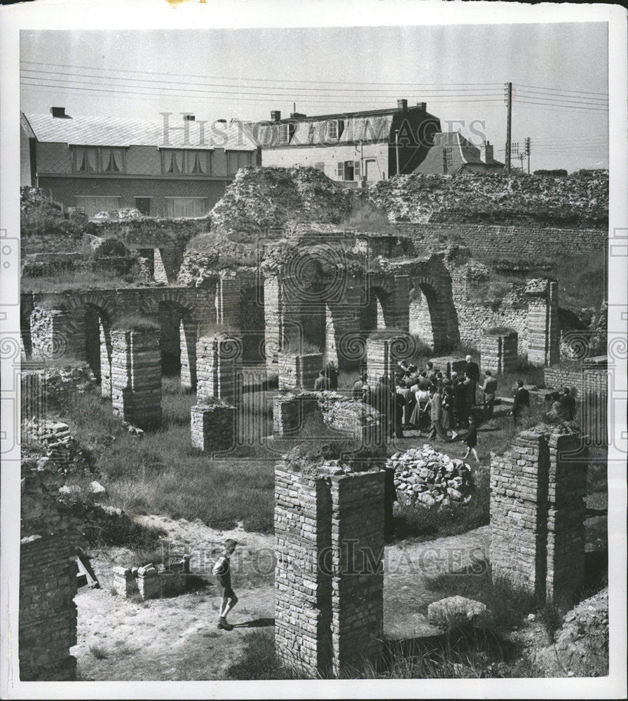 1955 Press Photo Maubeuge France Archeologists Bavay Northern Gaul Ancient Forum - Historic Images