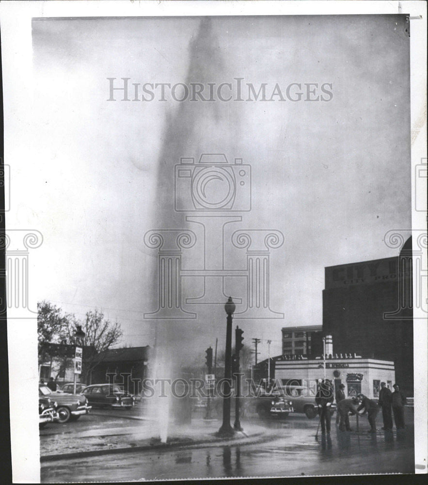 1952 Press Photo Geyser water shoot Air Louis Fire Hydrant Knock Runway Car Base - Historic Images