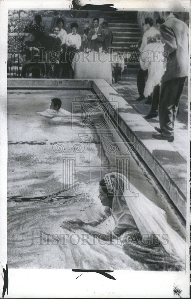 1963 Press Photo Bride bridegroom Shinto Poolside Ceremony Tokyo Mizuho Atarashi - Historic Images