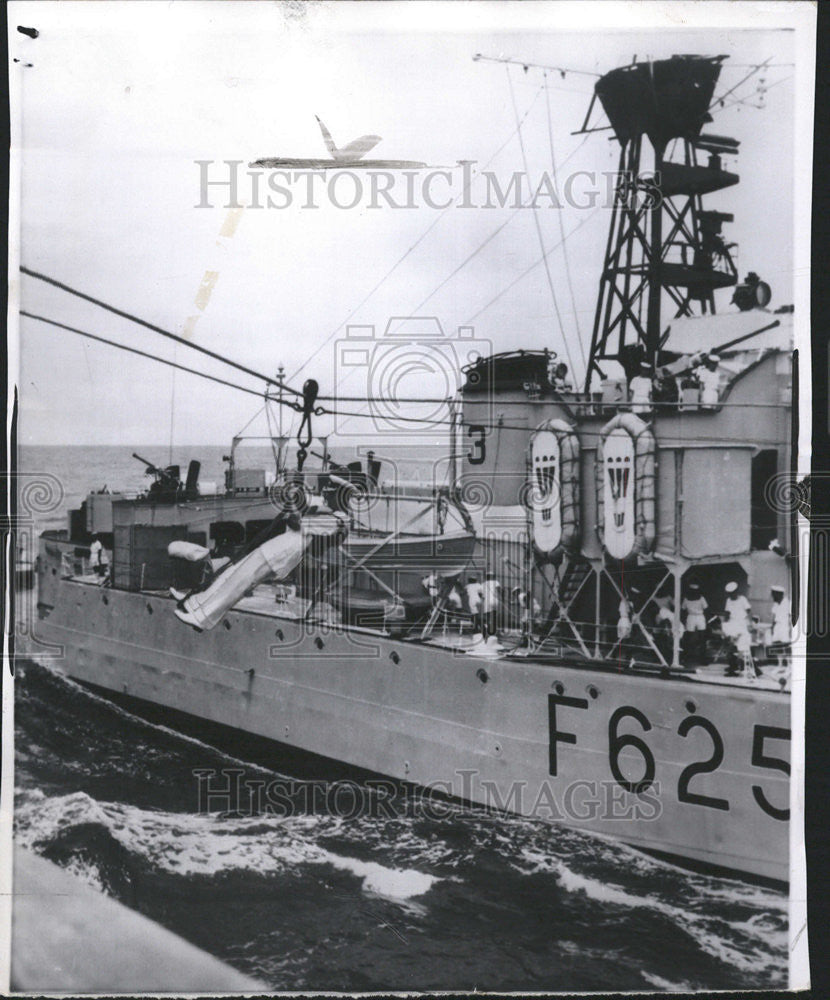 1959 Press Photo Britain Prince Philip royal yacht Britannia New Zealand frigate - Historic Images