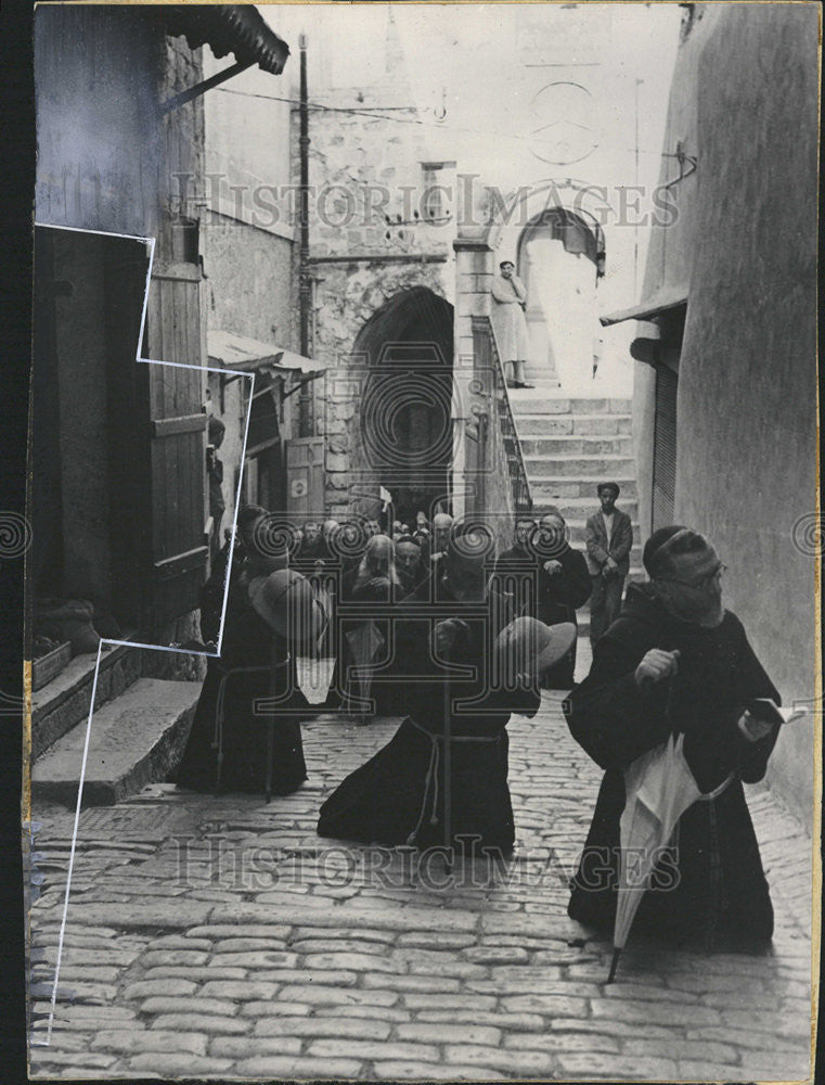 1956 Press Photo Bermuda field Christianity touch spirit Jerusalem pilgrim pray - Historic Images