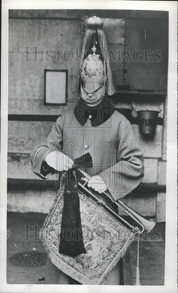 1953 Press Photo Mark of Mourning for Britain&#39;s Late Queen Mary - Historic Images