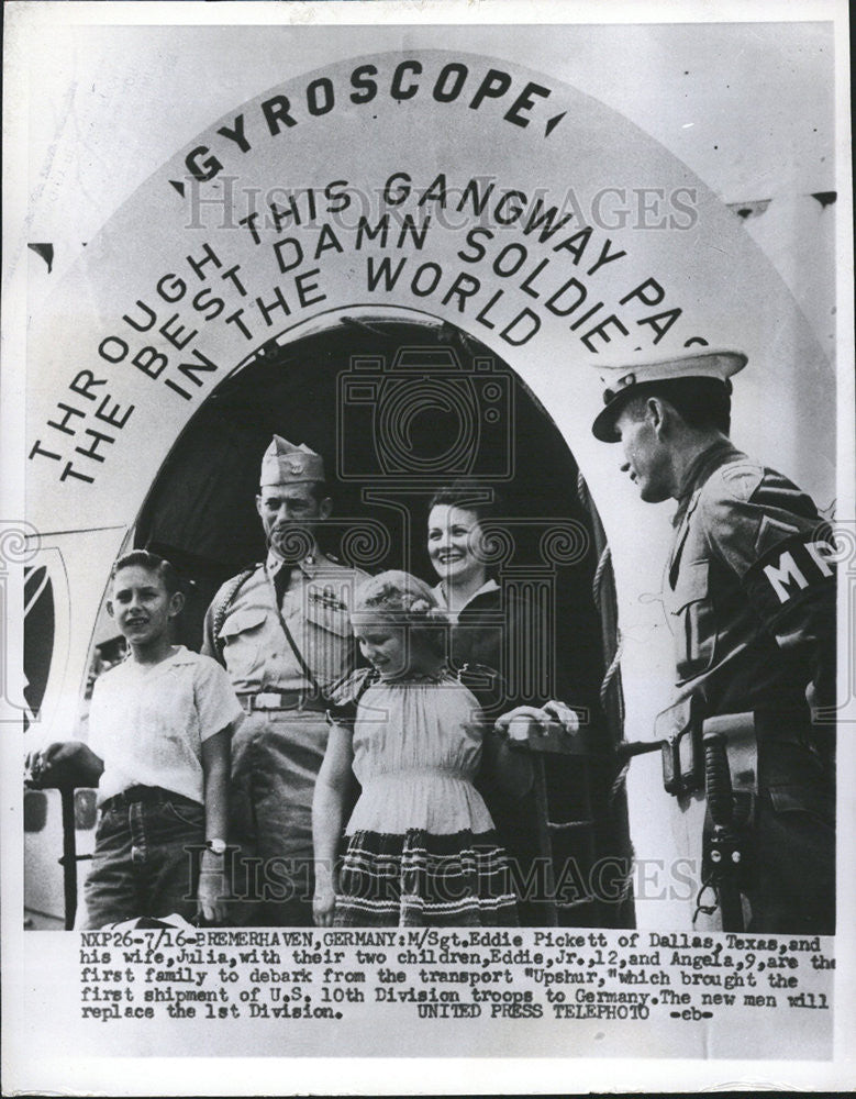 1955 Press Photo Sgt Eddie Pickett Dallas wife Julia children Angela Germany - Historic Images