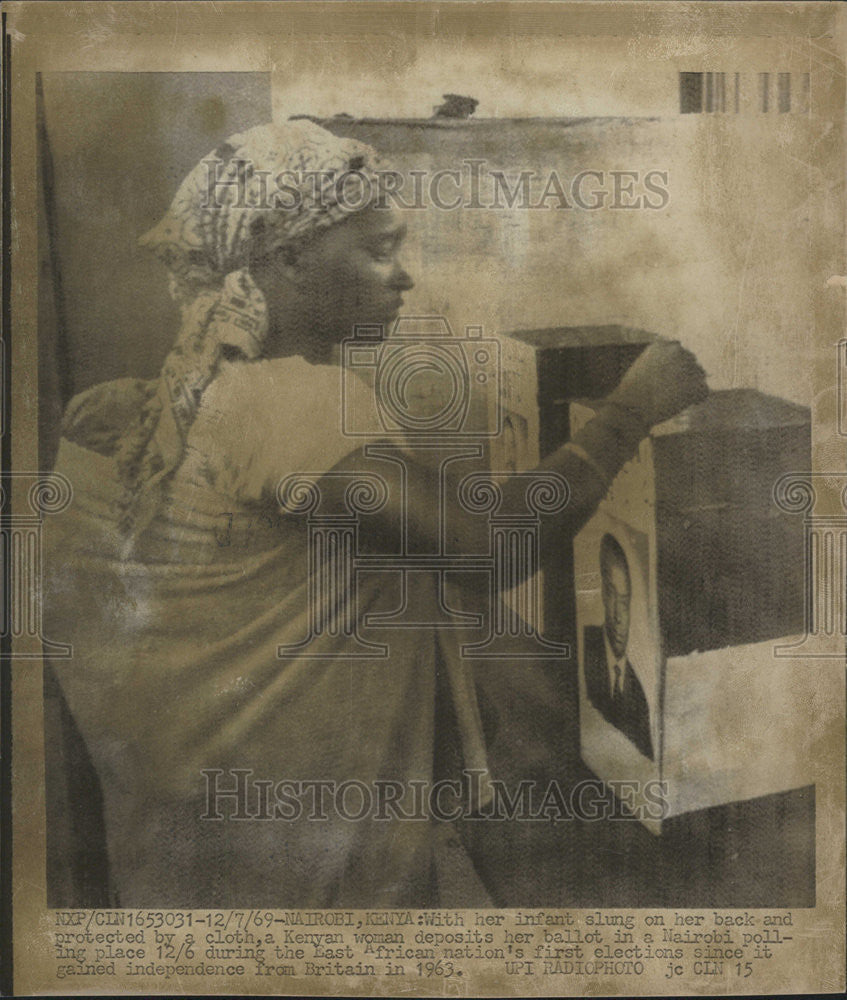 1963 Press Photo Nairobi Polling place Kenya slung cloth woman ballot Election - Historic Images