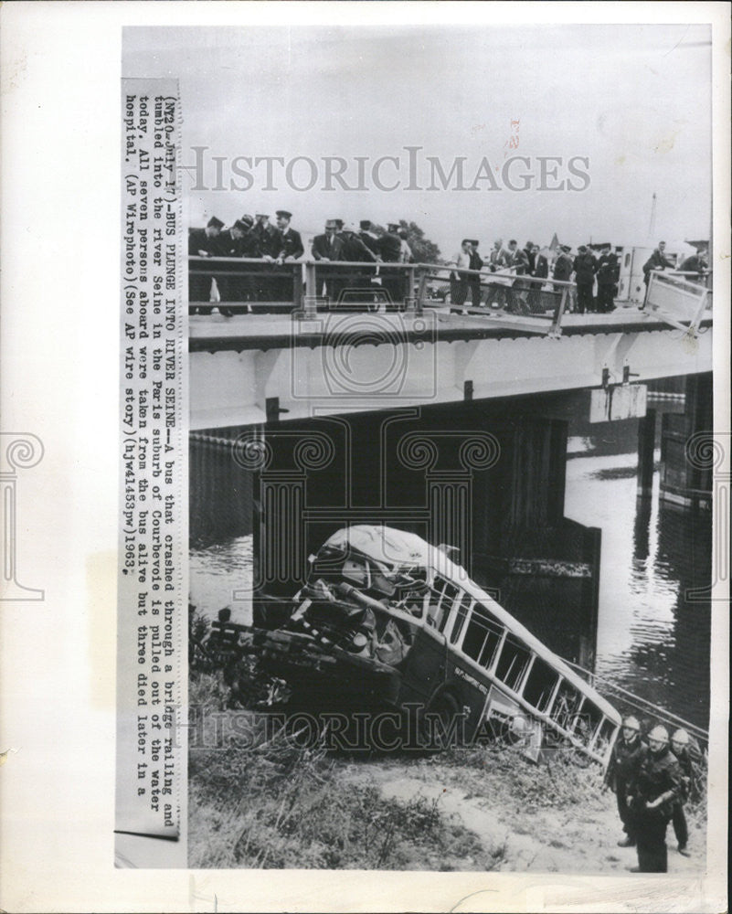 1963 Press Photo Paris Courbevoie bridge railing tumbled water person hospital - Historic Images