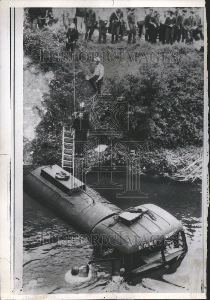 1964 Press Photo France bicycle race bridge spectator Gasoline truck crash tour - Historic Images