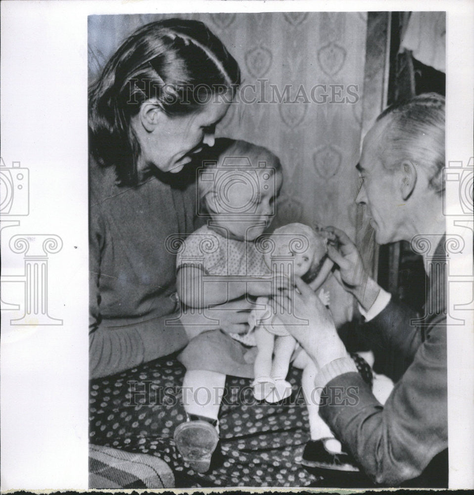 1962 Press Photo Blind Child Brain Tumor Uddington Scotland - Historic Images