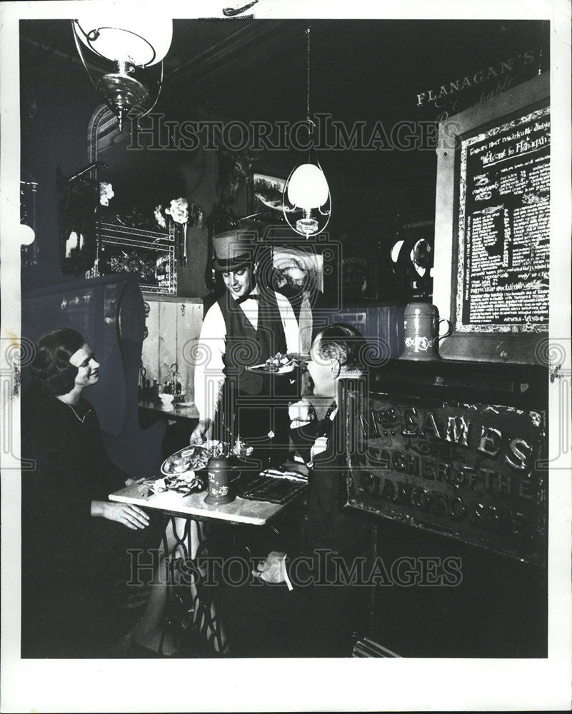 1973 Press Photo Lunch Carleton Kent Write handiest Quaintest Pub Plus Glass - Historic Images