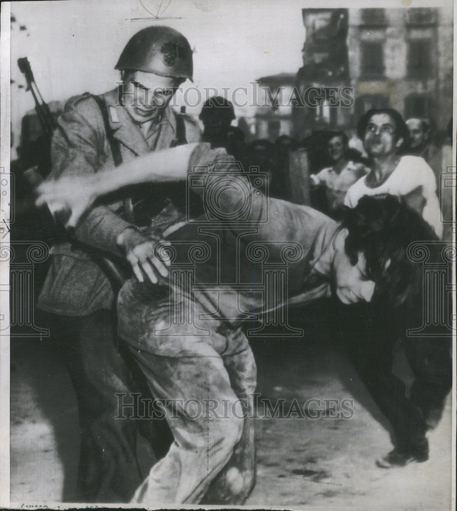 1946 Press Photo Monarchist demonstrator policeman arrest Naples building riot - Historic Images