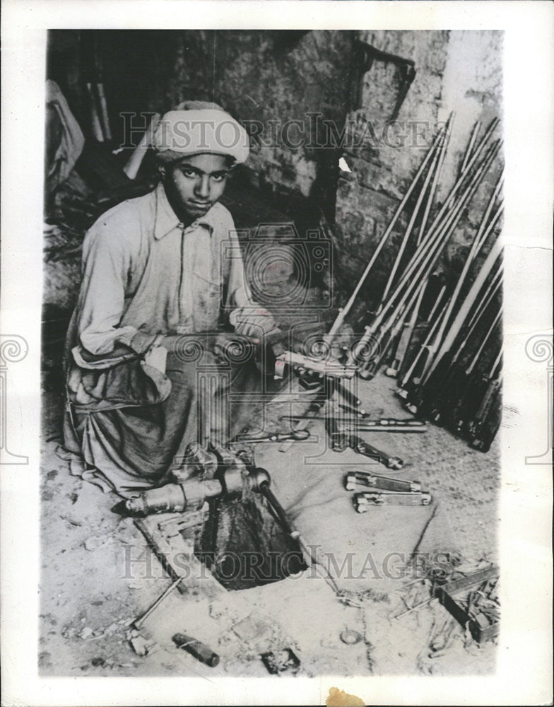 1944 Press Photo Frontier Tribesmen gun factory Peshawar manufacture demonstrate - Historic Images