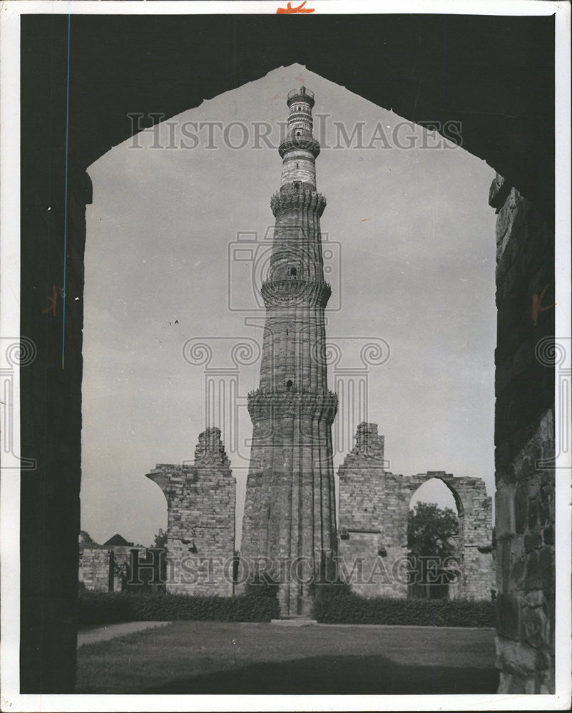 1961 Press Photo India Beautiful Carve Ornamental Qutab Minar Delhi Visit Tower - Historic Images