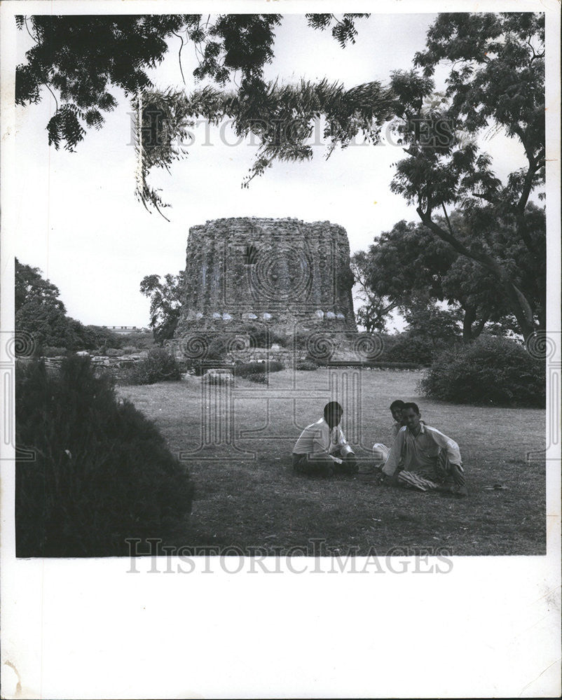 1961 Press Photo Emperor Ashoka ancient pillar Buddhist preach edict Delhi - Historic Images