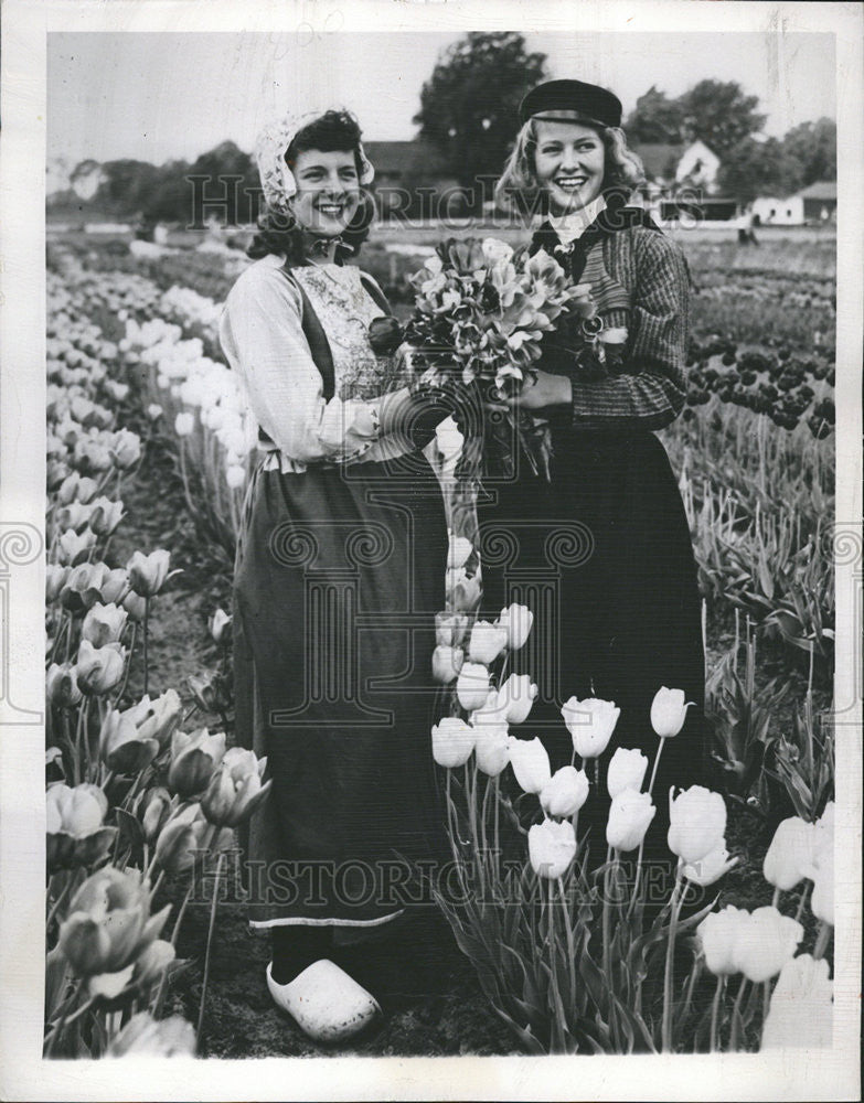 1950 Press Photo Traditional Dutch Costume pretty maid 20th annual tulip - Historic Images