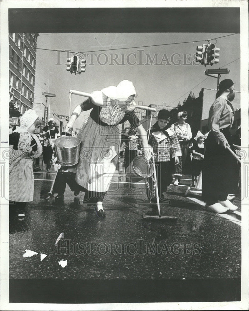 1972 Press Photo Scrub Street Holland Mich First Event Year Tulip Time Festival - Historic Images