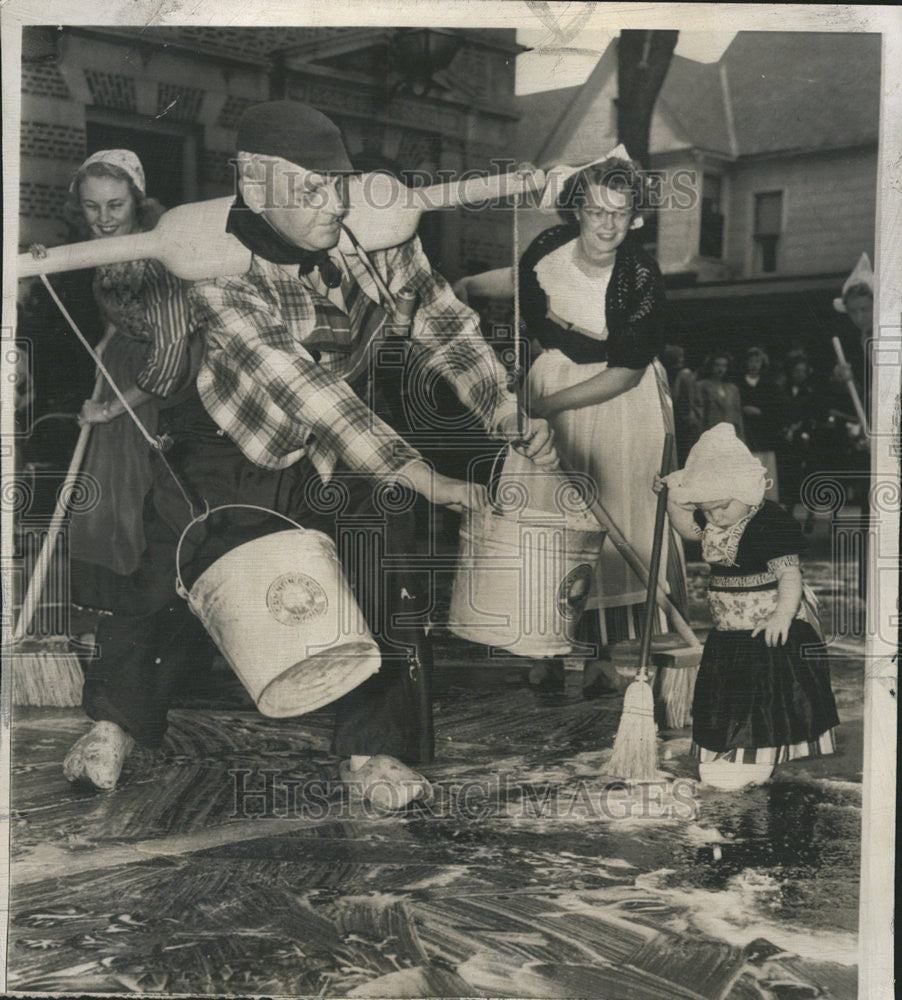 1950 Press Photo Holland Tulip Festival Dutch City costume native Prepare - Historic Images