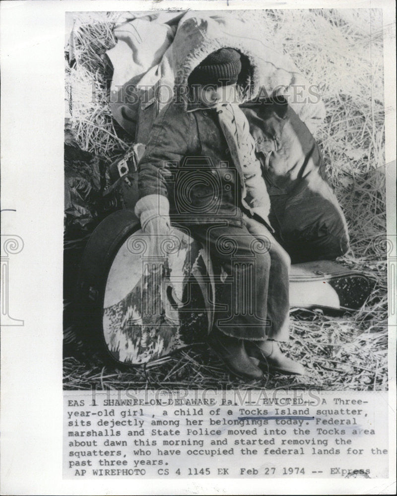 1975 Press Photo Tocks Island squatter State Police Federal Marshall Girl - Historic Images