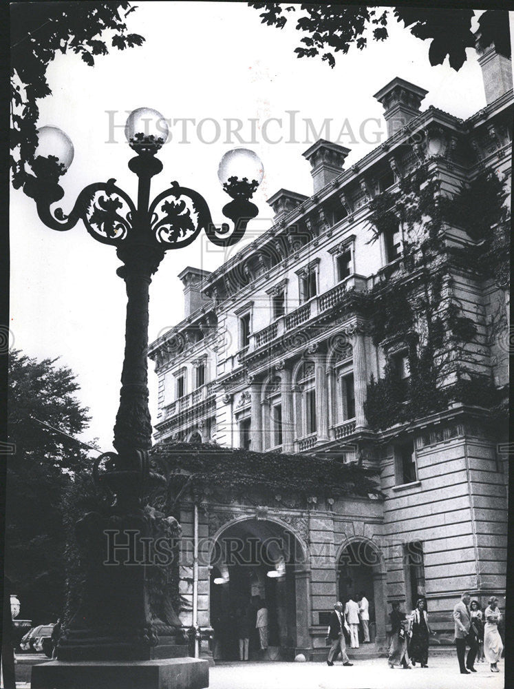 1973 Press Photo Breaker Two face Rhode Island Newport frame house shober own - Historic Images