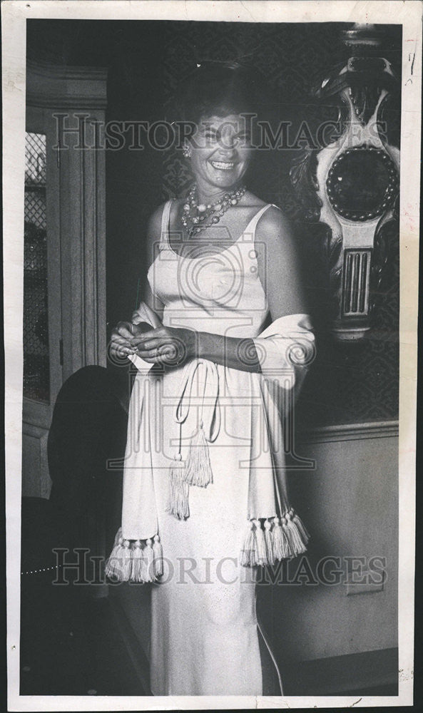 1963 Press Photo Alfred hicks II Home Hostess  chic gown modeled Elegant - Historic Images