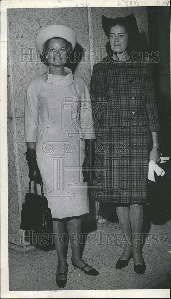 1966 Press Photo Mrs.Alfred Hicks II and Mrs. Lafayette Hughes. - Historic Images