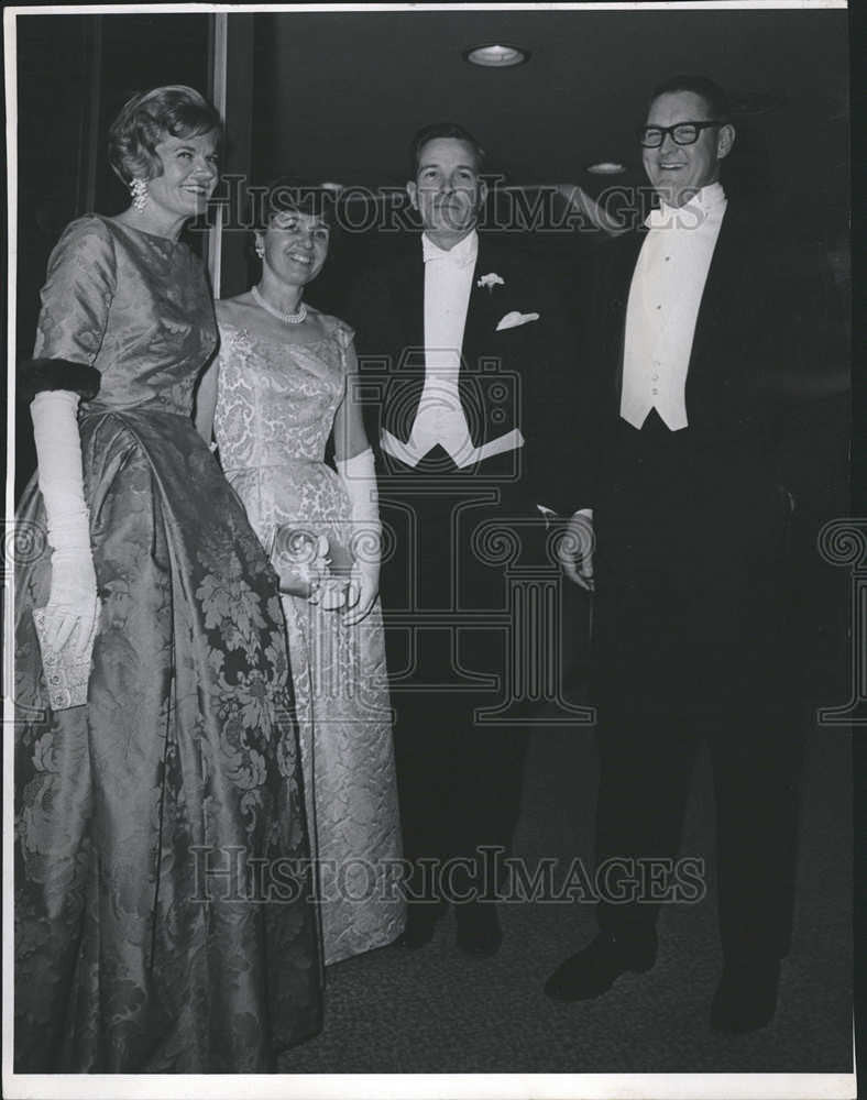 1964 Press Photo Alfred Hicks II Robert Wilson holiday party Foursome Exchanges - Historic Images