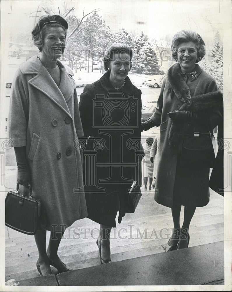 1964 Press Photo Fulton Lewis III Mrs Alfred Hicks Mrs Quentin Mitchell Carney - Historic Images