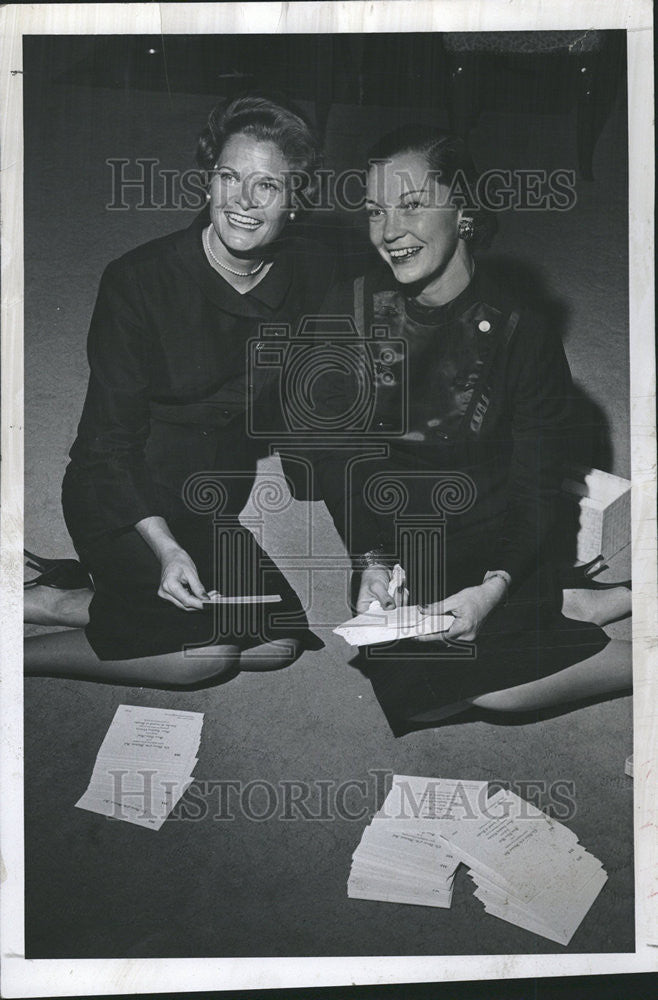 1961 Press Photo Committee Chairman Mrs Robert Hawley Alfred Hicks II ticket - Historic Images