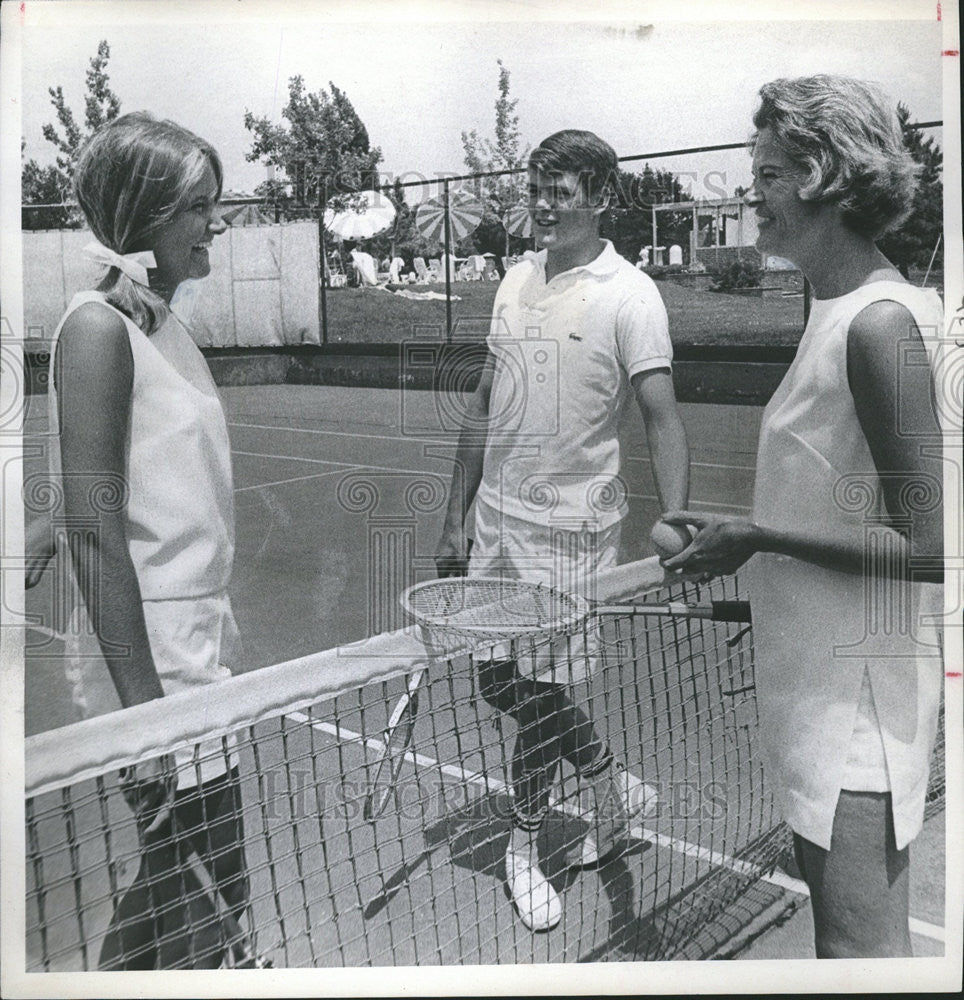 1965 Press Photo Alfred Hicks II daughter Vaughn play club tennis family - Historic Images