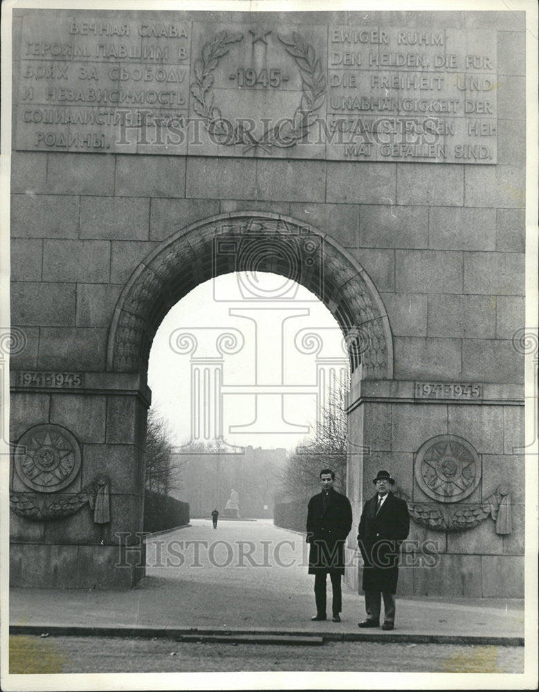 1964 Press Photo Eternal Glory to the heroes who died for independence. - Historic Images