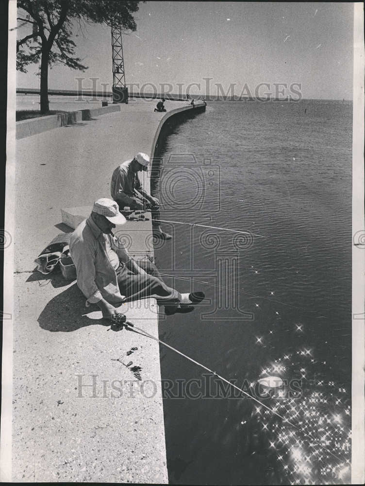 1970 Press Photo Thursday Fishermen Lake Michigan Sparkle Cool Breeze Lured - Historic Images