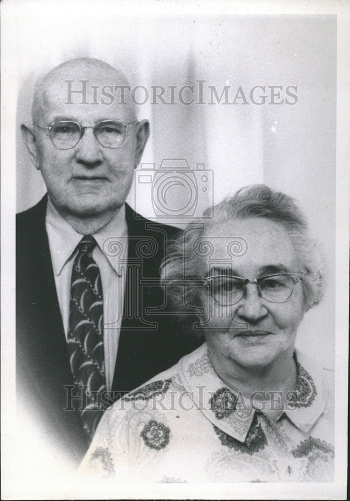 1967 Press Photo Peter Fling Lincoln Street Celebrate Wedding Anniversary House - Historic Images