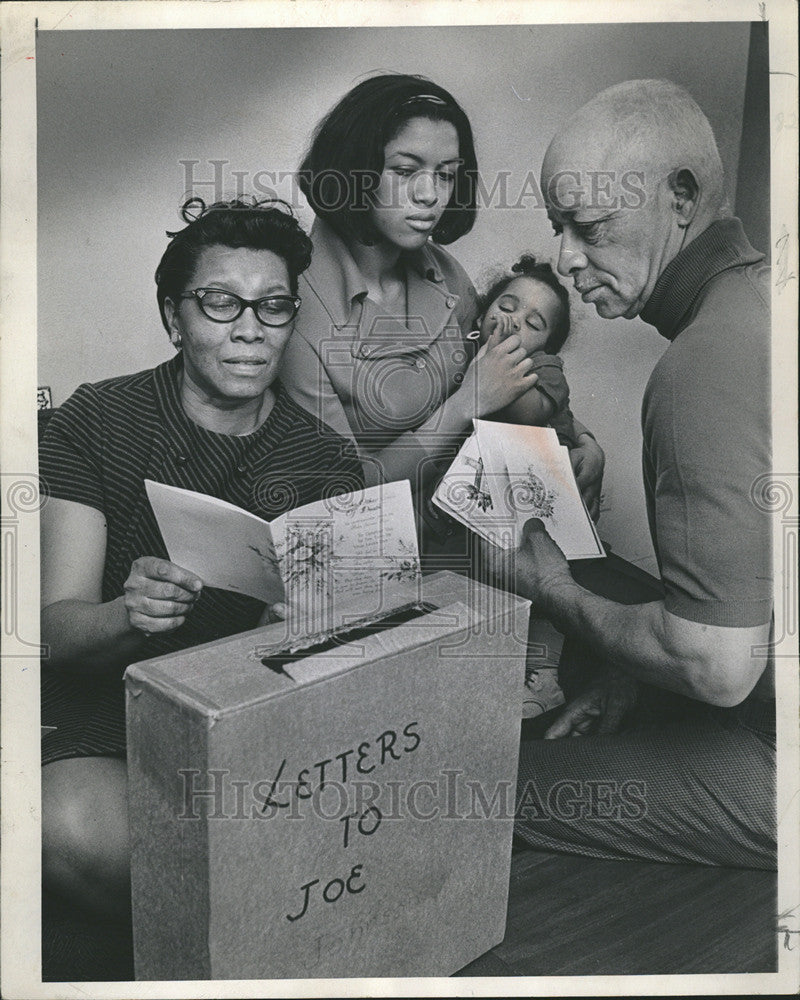 1969 Press Photo Christine Byron Johnson Joe Letter Mrs Jacqueline De Morst Lisa - Historic Images