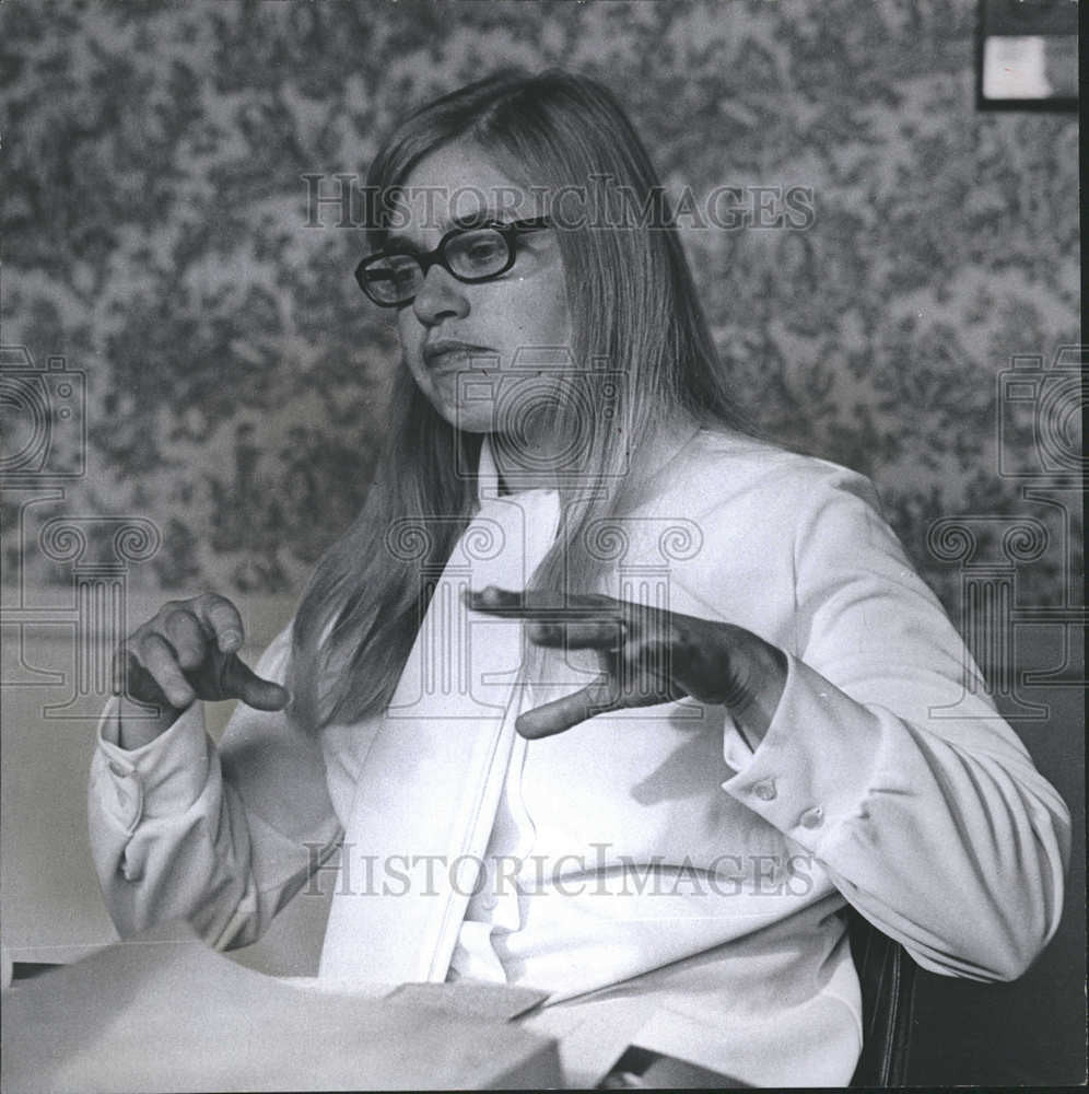 1973 Press Photo Mrs Carolyn Johnson discuss oil shale environmentalist develop - Historic Images