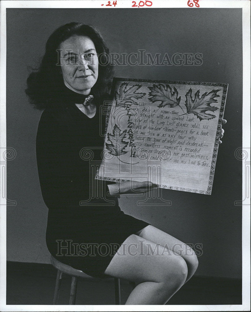 1974 Press Photo Plaque Eliz Johnson Name Versa Poetry Portrait Written Alfred - Historic Images