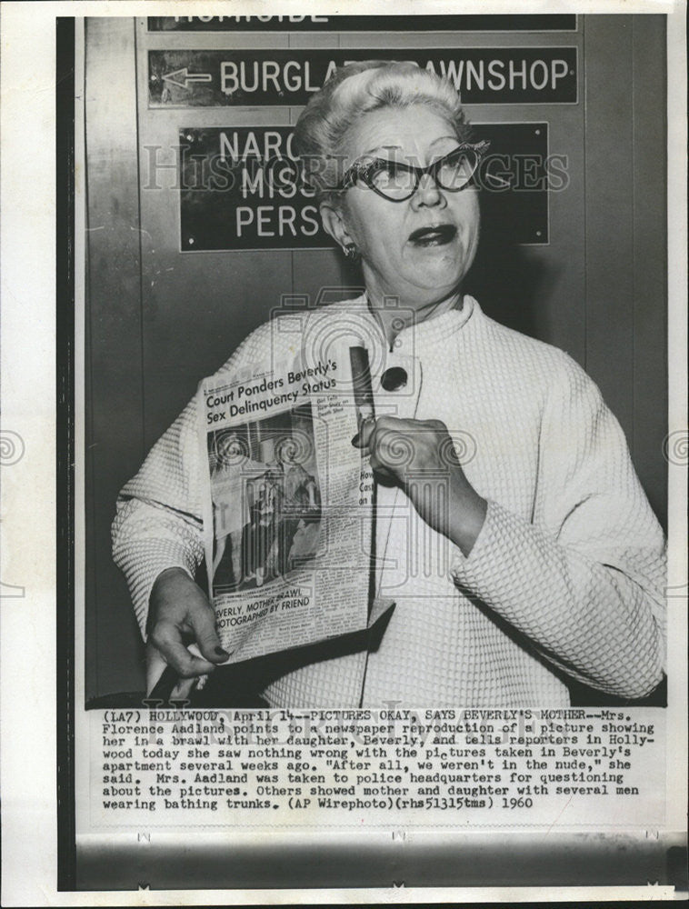 1960 Press Photo Mrs Florence Aadaland Point Out Newspaper Reproduction Beverly - Historic Images