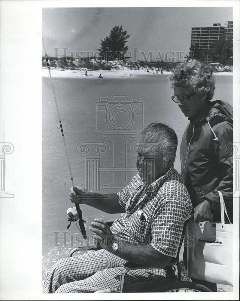 1978 Press Photo Leonard Agnew paralyzed still enjoy fishing. - Historic Images