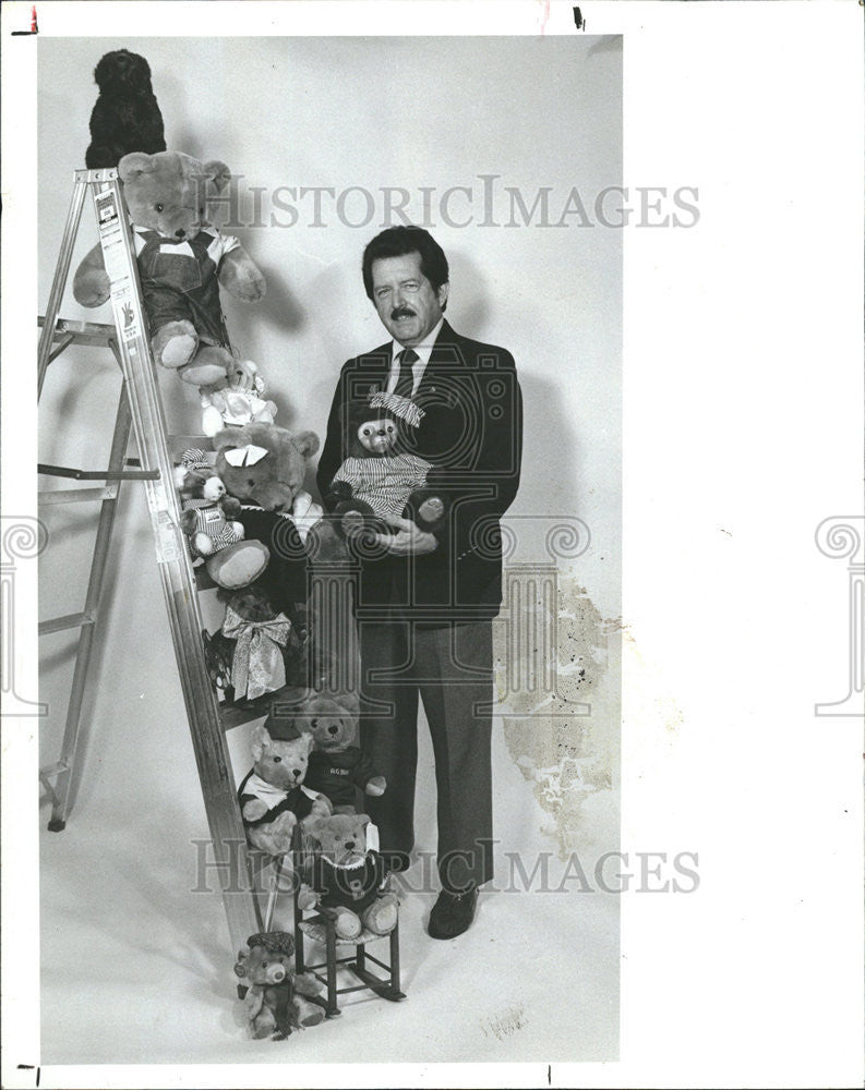 1986 Press Photo Darien Aiken Seminole Pose Bear Collection Heads Sunshine Bears - Historic Images