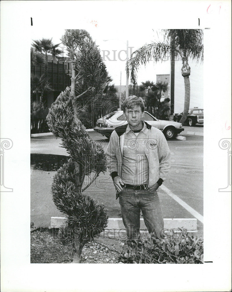 1984 Press Photo Ed Akins plant sculptor - Historic Images