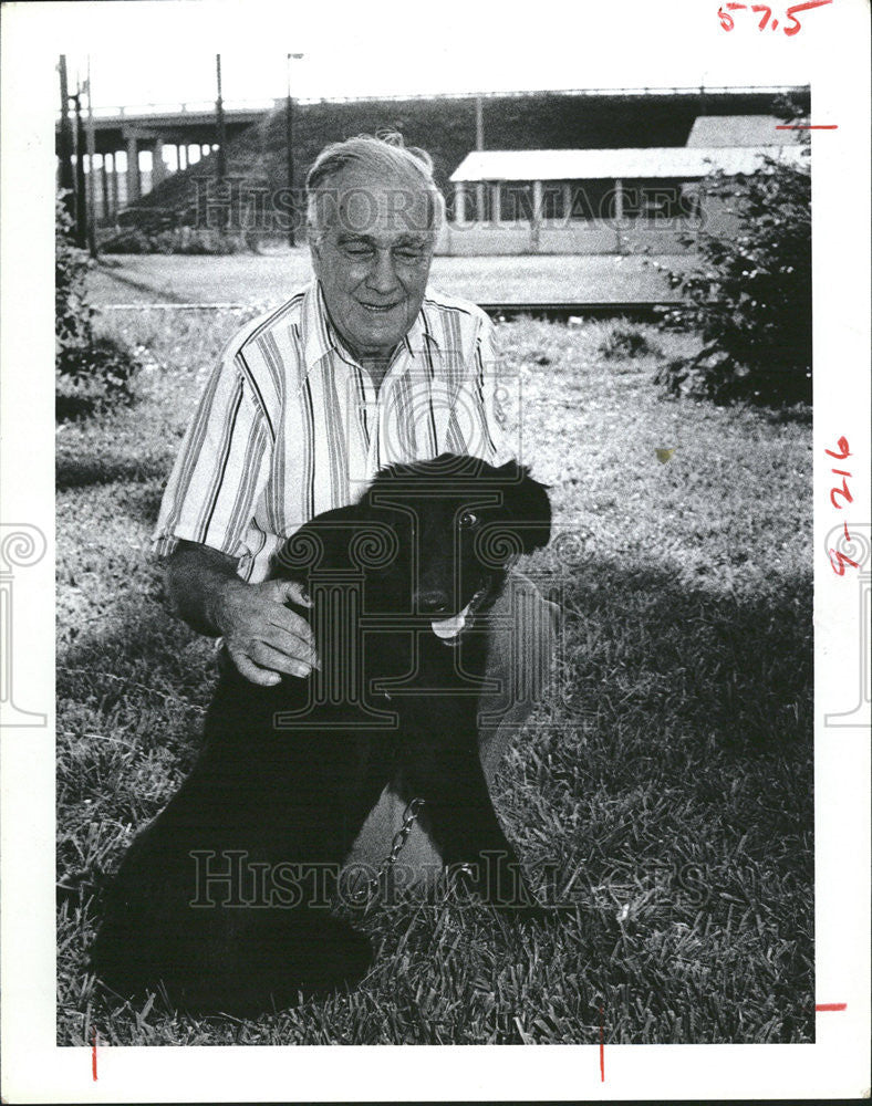 1984 Press Photo Vit Aktsull With Bear Try Neighbor Dog Keep Impound Dogcather - Historic Images