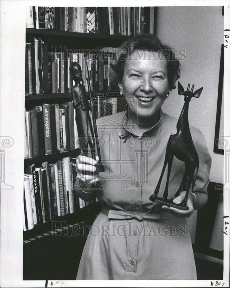 1981 Press Photo Bellamy Abbott St. Petersburg Florida Safari Souvenirs - Historic Images